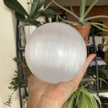 Load image into Gallery viewer, Selenite Sphere 4.25&quot;
